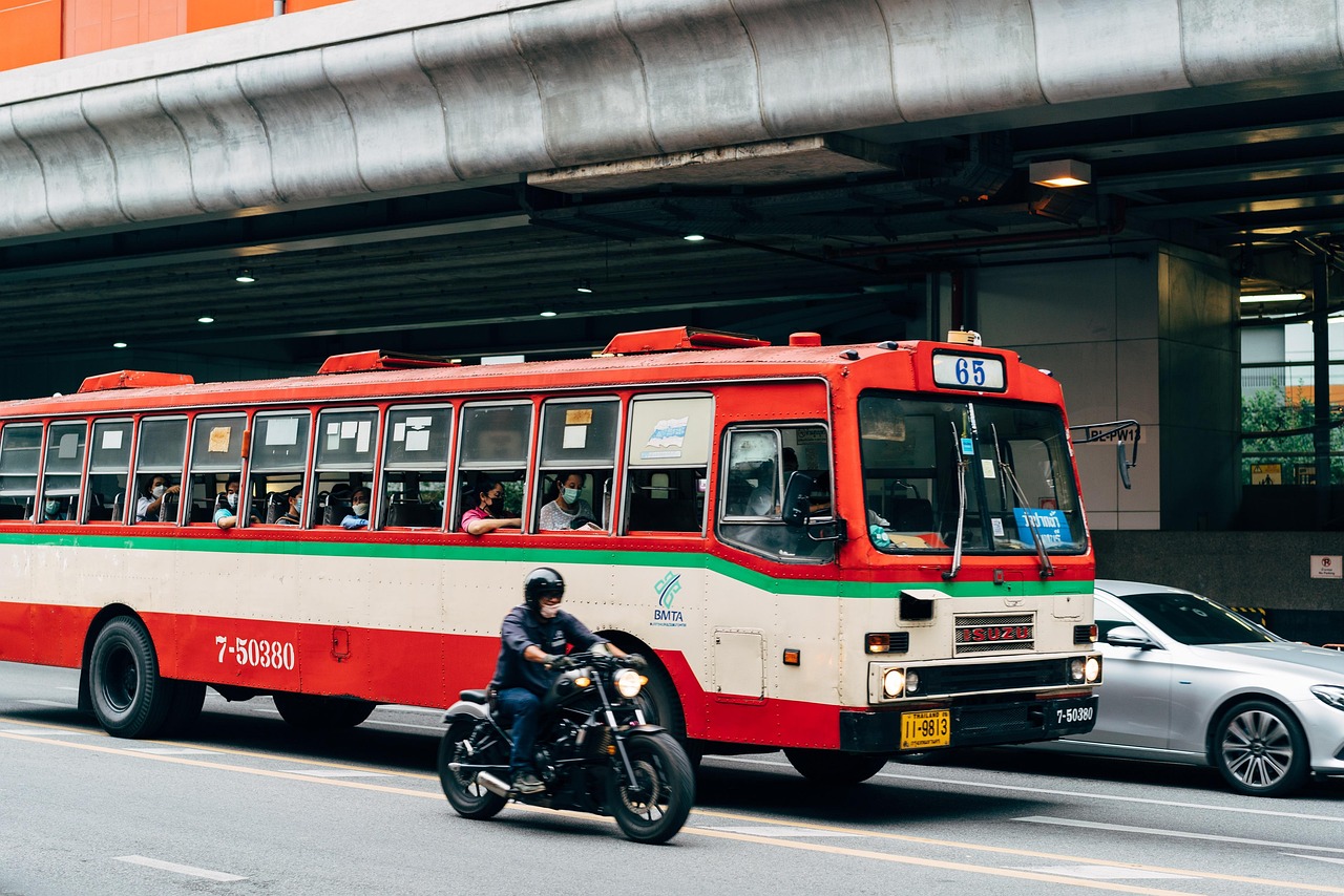 découvrez les solutions de transport urbain durable pour réduire l'empreinte carbone, améliorer la qualité de vie en ville et promouvoir des déplacements respectueux de l'environnement.