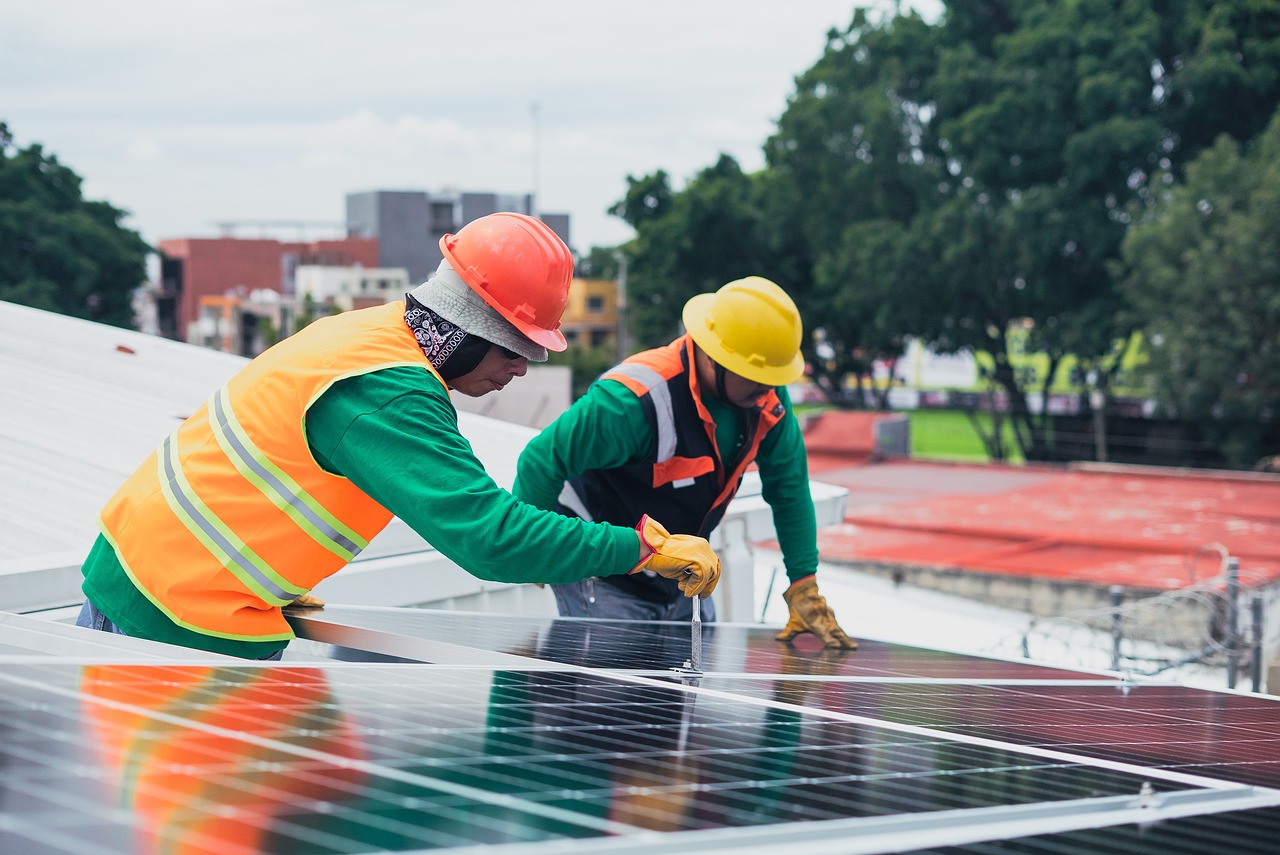 installation de panneaux solaires : solutions efficaces et écologiques pour réduire votre facture d'électricité et contribuer à la protection de l'environnement.